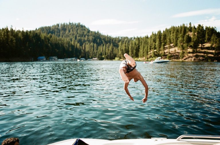 Des vacances en groupe dans le jura français : quel hébergement choisir ?