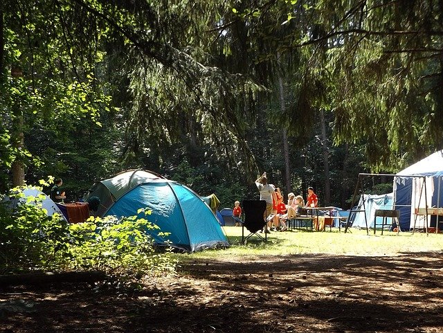 Hôtel et camping : quel est les meilleurs lieux d’hébergement ?